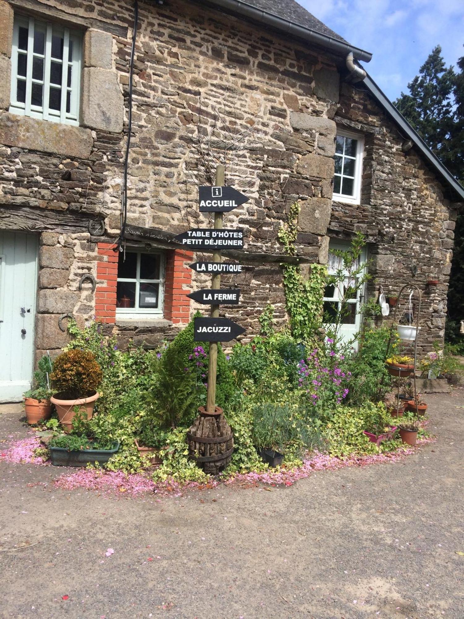 Ferme De La Gortiere Bed and Breakfast Le Teilleul Exteriör bild
