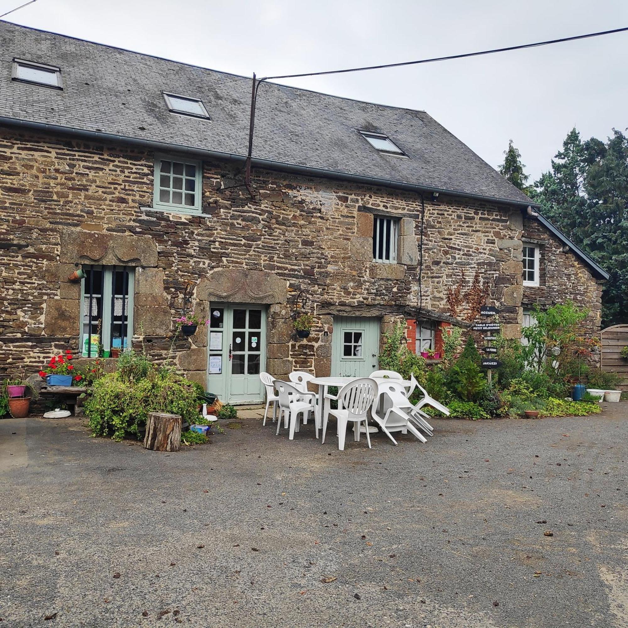 Ferme De La Gortiere Bed and Breakfast Le Teilleul Exteriör bild
