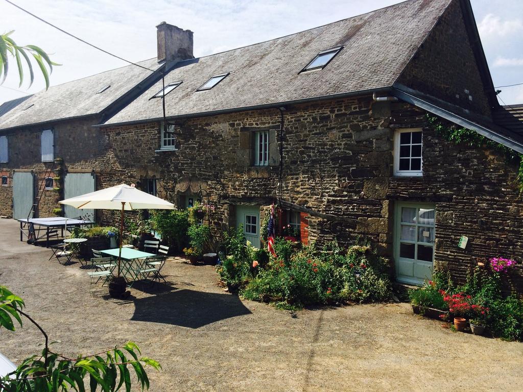 Ferme De La Gortiere Bed and Breakfast Le Teilleul Exteriör bild