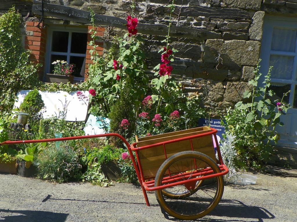 Ferme De La Gortiere Bed and Breakfast Le Teilleul Exteriör bild